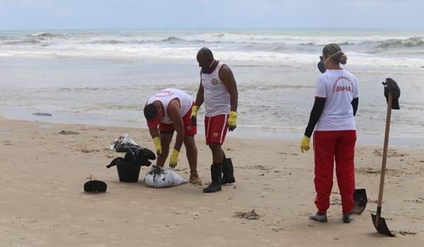 Mancha de óleo volta a aparecer em praia de Ilhéus; Marinha acredita que seja diferente de vazamento anterior