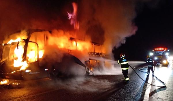 Ônibus que saiu de São Paulo com destino à Bahia pega fogo na BR-251