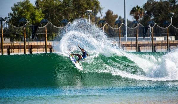 Surf: brasileiro Filipe Toledo fatura título de duplas em piscina com ondas; veja vídeo