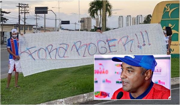 No dia da estreia do Bahia no Brasileirão, torcedores vão a estádio pedir saída do técnico Roger Machado