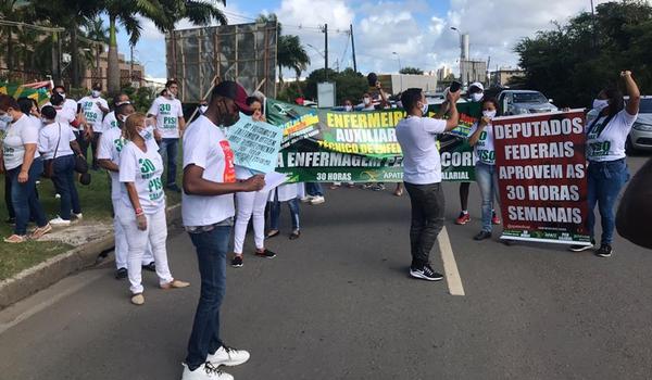  Profissionais de saúde fazem protesto por melhores condições de trabalho em Salvador 