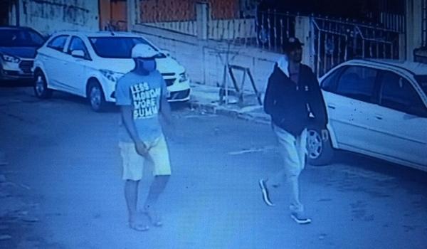 Dupla é filmada roubando carro de sargento da PM em Salvador; assista 