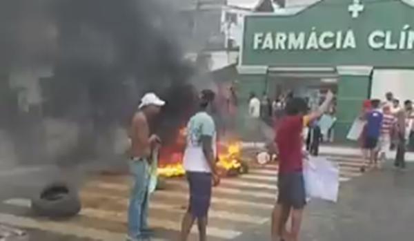 Família faz protesto por jovem morto pela PM; guarnição diz que a vítima assaltava ônibus e estava armada