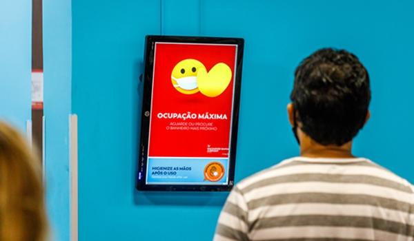 Aeroporto de Salvador desenvolve "Banheiro 3.0" para evitar aglomeração; sensor indica nível de ocupação do espaço