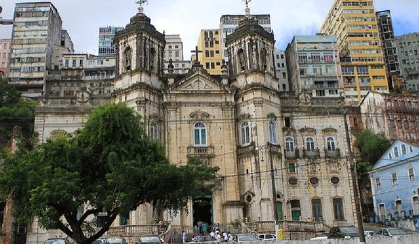 Sinos de igrejas em todo o país tocam em homenagem aos mortos pela Covid-19