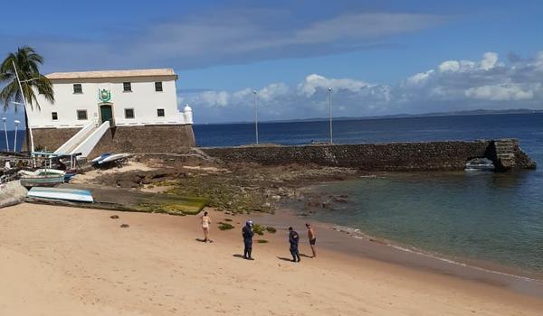 Banhistas ignoram decreto e são flagrados na praia da Barra nesta segunda; veja vídeo