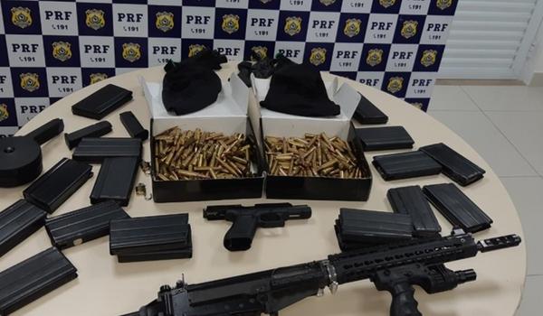 Arsenal "pesadão" que tinha até fuzil e seria entregue em Salvador é apreendido pela PRF na BR-116