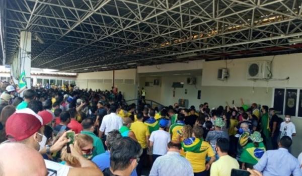 Sem máscara, Bolsonaro causa aglomeração em aeroporto de Sergipe; assista 