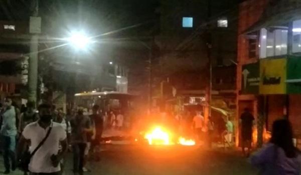 VÍDEO: fogo e via bloqueada marcam protesto na Estrada das Barreiras