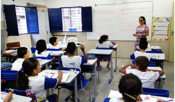 Bolsonaro sanciona lei que diminui dias de aulas em escolas e universidades de todo o país 