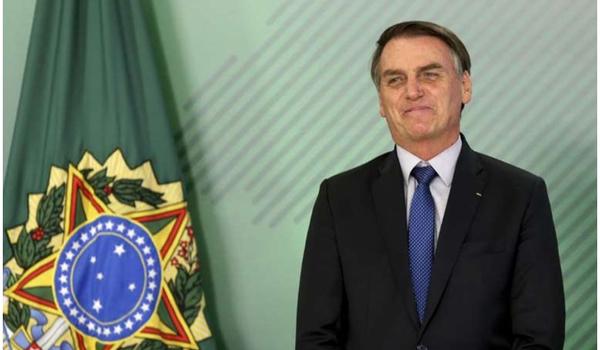 'Ato falho': Bolsonaro levanta anão achando que era criança durante passagem por Aracaju; assista