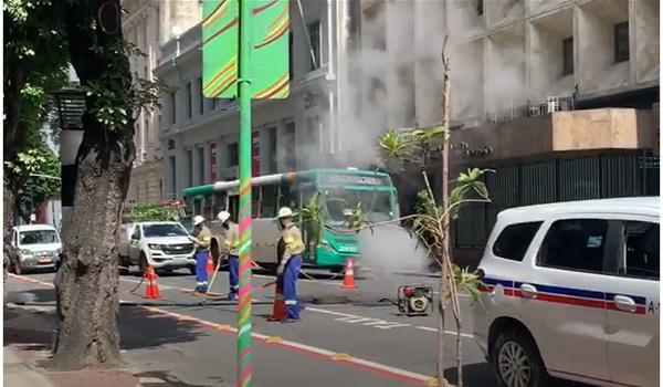 Fumaça em bueiro chama atenção de motoristas e pedestres no bairro do Comércio; veja vídeo