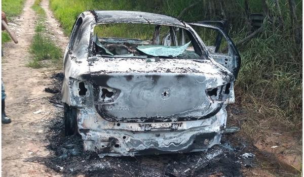 Corpo é encontrado dentro de carro incendiado em Simões Filho; Polícia Civil investiga o caso 