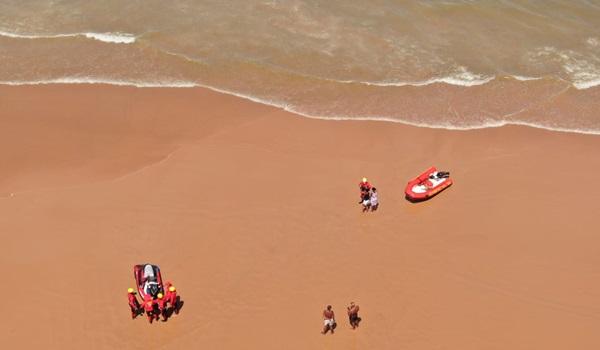 Buscas por adolescente que se afogou na Boca do Rio são suspensas novamente; vídeo