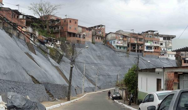 Quase 600 famílias são beneficiadas com entrega de contenção de encosta nesta segunda no Alto do Cabrito