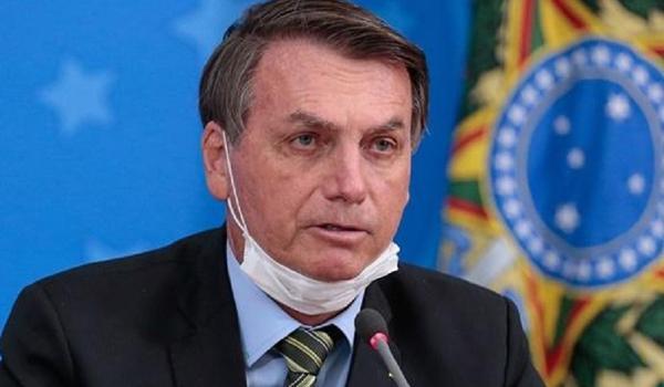 "Minha vontade é encher tua boca com uma porrada", diz Bolsonaro a repórter na Catedral de Brasília