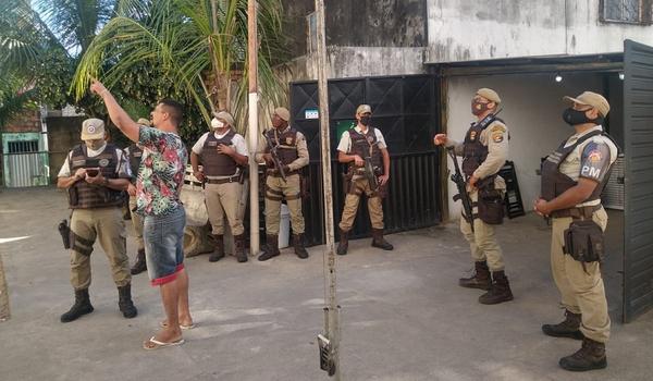 Policiais militares desmontam palco e evita realização de festa de "paredão" no bairro de Pirajá