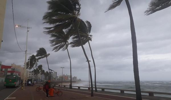 Salvador tem uma segunda-feira com muita chuva e ventos fortes; confira previsão