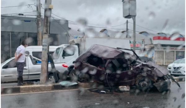 Carro bate em poste e deixa trânsito prejudicado em Lauro de Freitas; veja vídeo