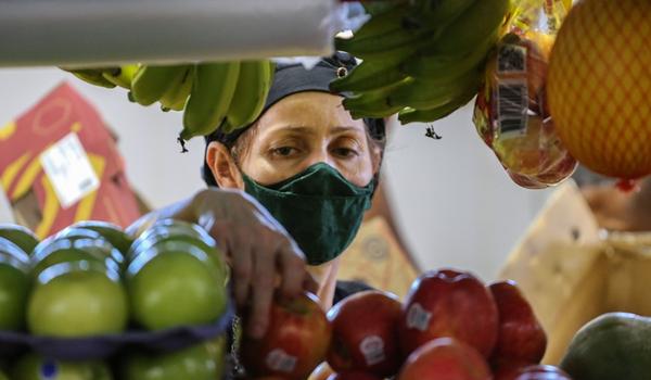 Dia do feirante é celebrado com homenagem ao crescimento do espaço das bancas femininas