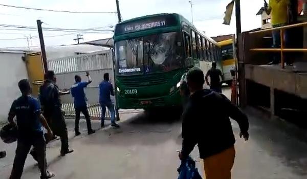 Urgente! Dirigindo ônibus, homem invade garagem e bate contra outros coletivos em Salvador; veja vídeos 