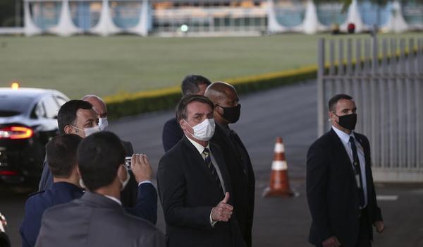 Bolsonaro defende médicos que usam hidroxicloroquina em tratamento precoce de pacientes com Covid-19