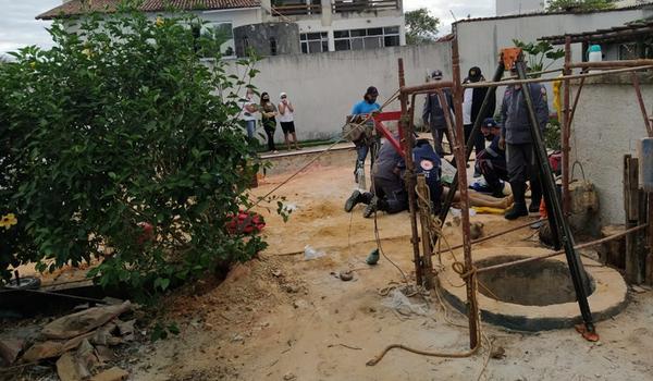 Homem morre e outro fica ferido após caírem em poço de 30 metros em Teixeira de Freitas