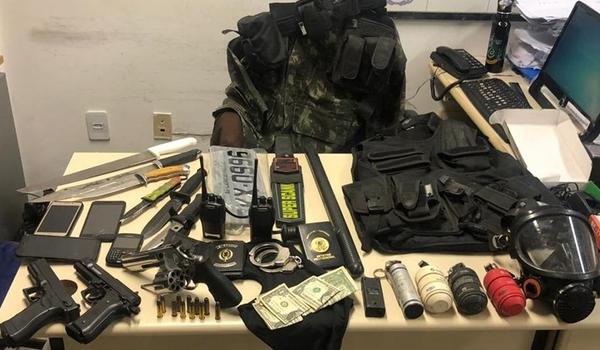 Polícia apreende granada, armas e coletes com homem que já tinha ficha criminal em Camaçari 