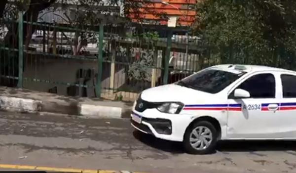 VÍDEO: Homem é flagrado dirigindo táxi roubado durante operação contra roubo de celulares; entenda