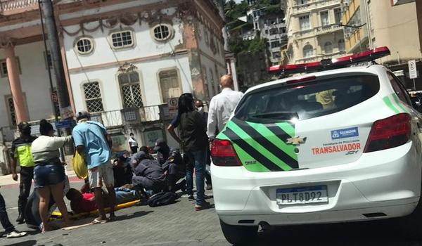 Dois motociclistas ficam feridos após serem atropelados por carro no Comércio, em Salvador 