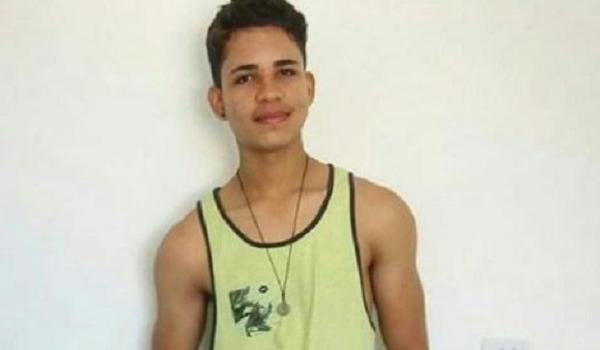 Moradores de Serrolândia pedem justiça por jovem de 20 anos assassinado na praça da cidade