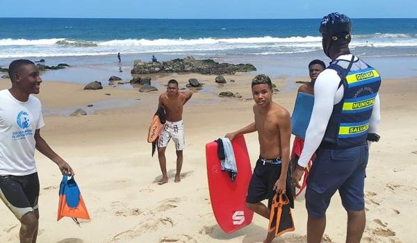 Operação Tira o Pé da Areia: praias de Salvador são lacradas e banhistas aconselhados a deixarem o local; assista