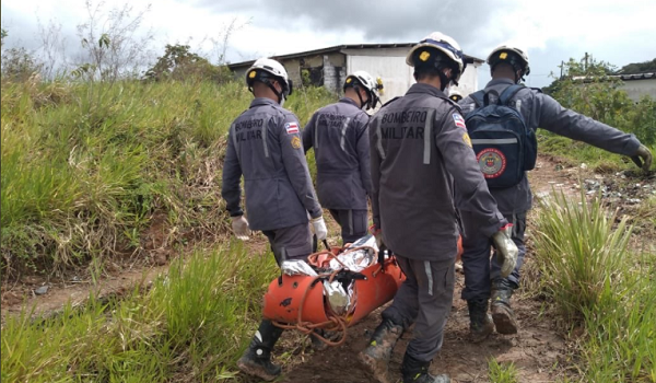 Após desabamento, homem passa a madrugada preso e tem a perna fraturada na Valéria