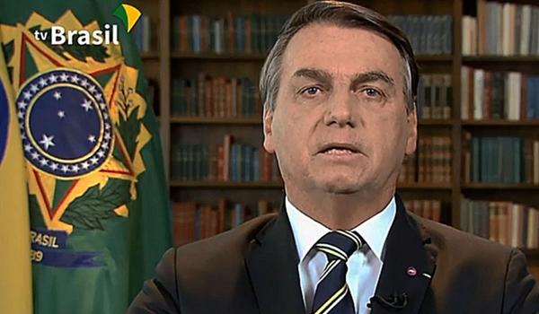 Em rede nacional, Bolsonaro destaca compromisso com democracia e Constituição