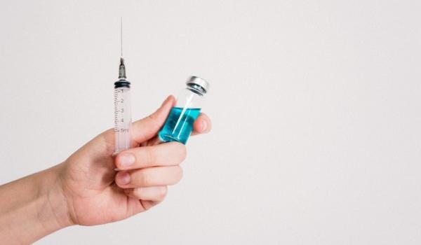 Primeiro lote da vacina russa é liberado para utilização civil, anuncia Ministério da Saúde