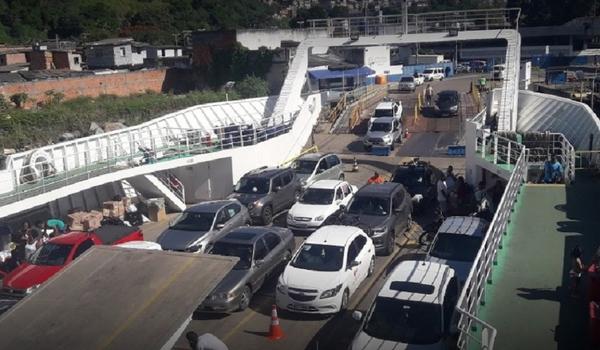 Retorno do "feriadão" tem movimento intenso de passageiros nos ferries e lanchinhas