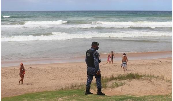 Bombeiros seguem com buscas por banhista desparecido na praia de Stella Maris, em Salvador 