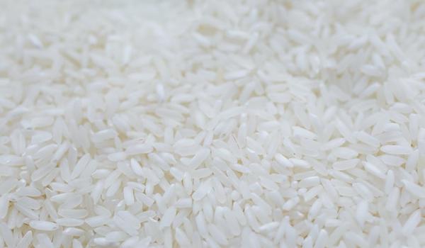 Pacote de arroz de 5 kg passa a custar R$ 40 e setor diz que preço deve continuar em alta