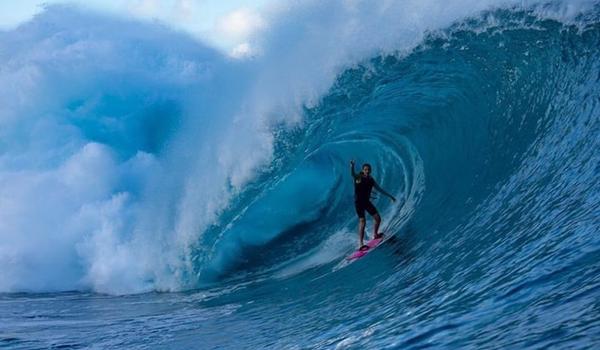 Maya Gabeira quebra o próprio recorde com onda de 22,4 metros e estabelece novo recorde mundial 