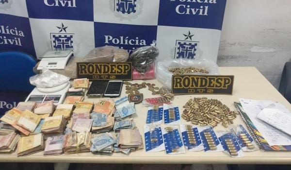 Mulher apontada como distribuidora de drogas em SSA e RMS é presa com R$ 19 mil