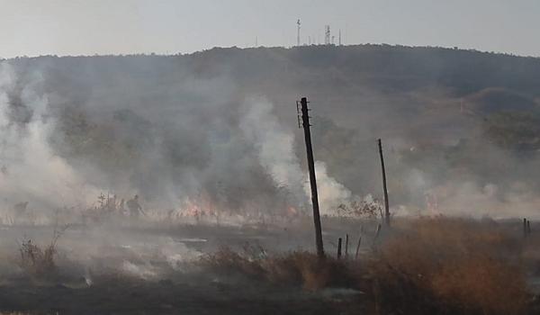 Incêndio atinge extensa área de vegetação em Barreiras; fumaça foi percebida a quilômetros de distância