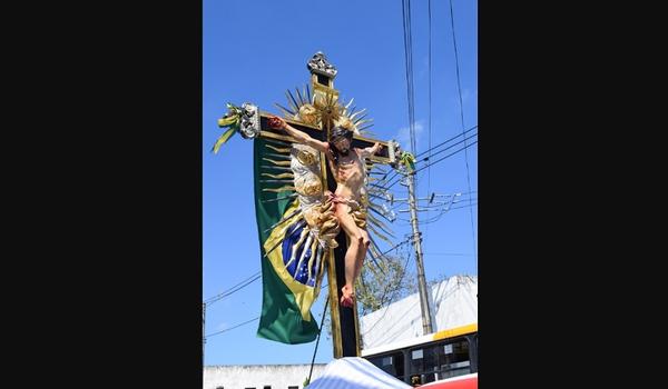 Carreata leva as imagens do Senhor Bom Jesus do Bonfim e de Nossa Senhora das Dores pelas ruas de Salvador