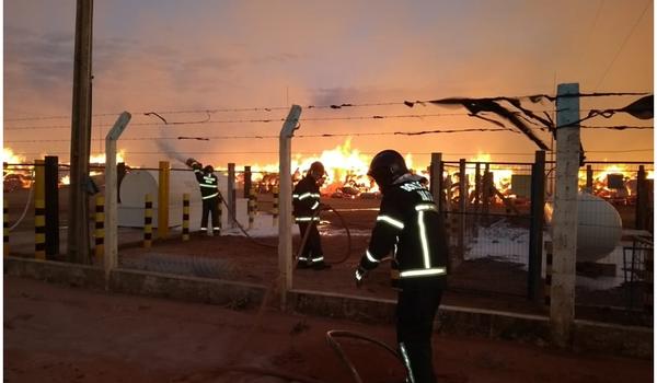 Incêndio atinge depósito de algodão em Luís Eduardo Magalhães; assista