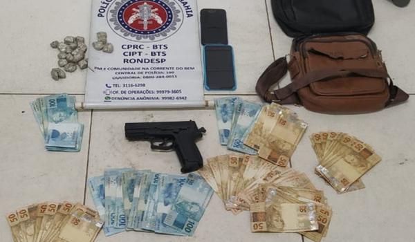 Homem que exibia arma em redes sociais é preso com drogas e R$ 8 mil dentro de casa; pai deixou PM entrar