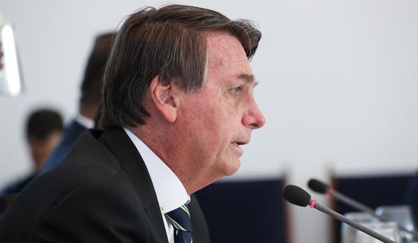 Governo vai manter o Bolsa Família; "Até 2022, está proibido falar 'a palavra' Renda Brasil", diz Bolsonaro