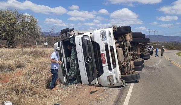 Duas pessoas ficam feridas e nove cavalos morrem após caminhão tombar na BA-158