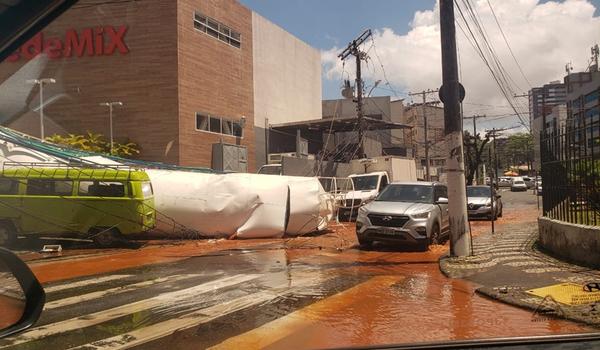 Vídeo: trânsito fica lento após caixa d'água de supermercado cair na Avenida Paulo VI