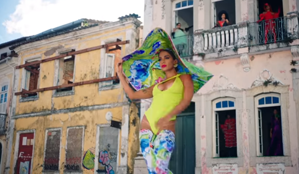 Anitta lança clipe gravado no Pelourinho ao lado de Léo Kret e mistura funk com pagode baiano; confira