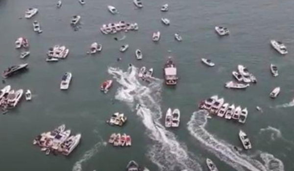  Convocada nas redes sociais, festa com barcos de luxo tem aglomeração e dinheiro jogado ao mar