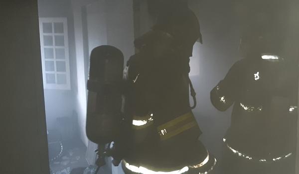 Incêndio atinge imóvel residencial no bairro do Rio Vermelho; Bombeiros debelam fogo